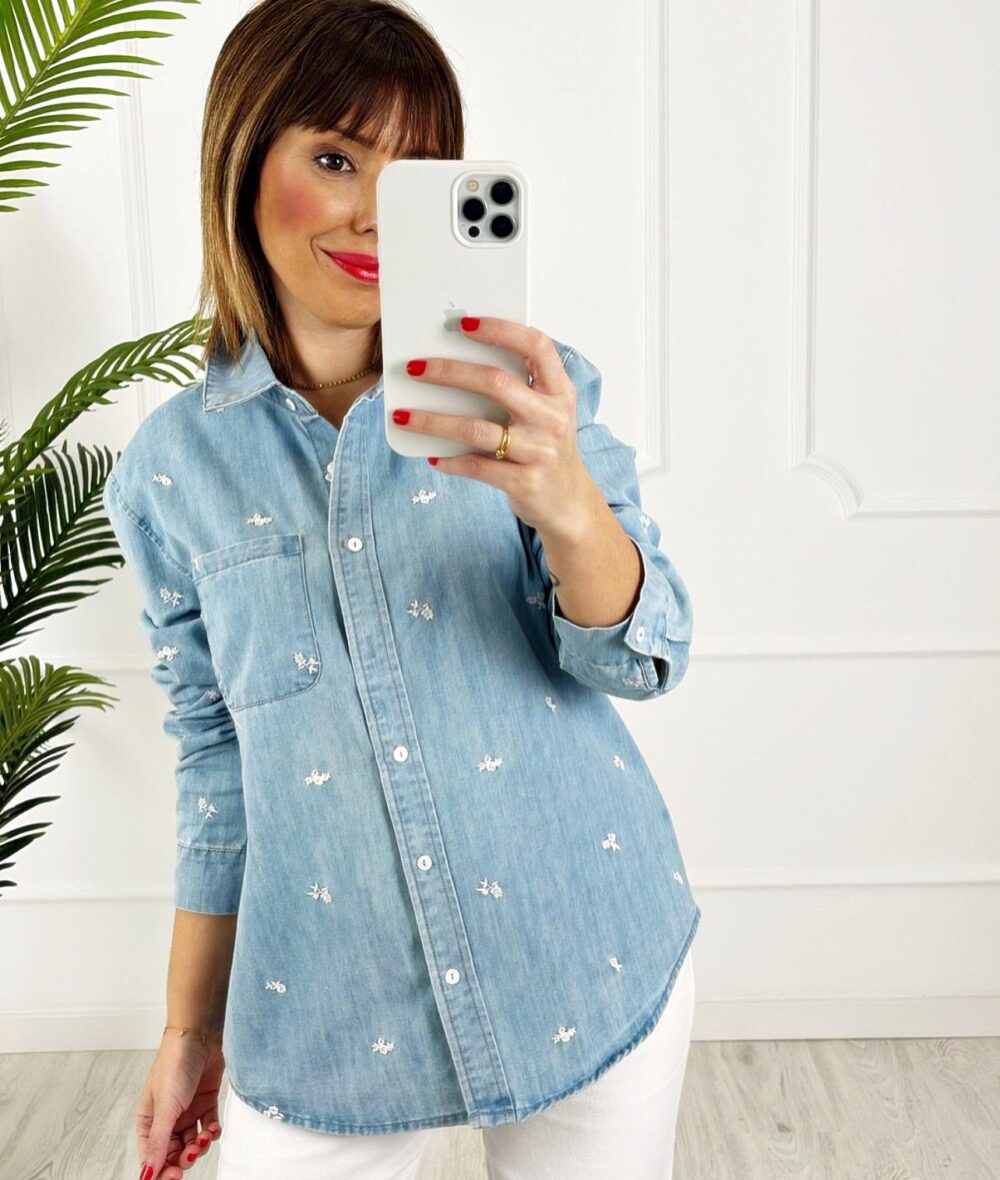 Camisa denim flores bordadas - Imagen 2