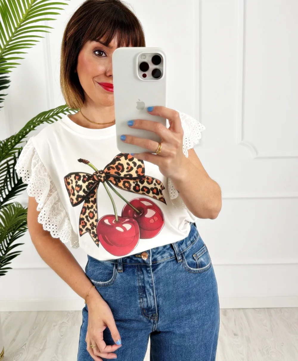 Camiseta cerezas print volante perforado