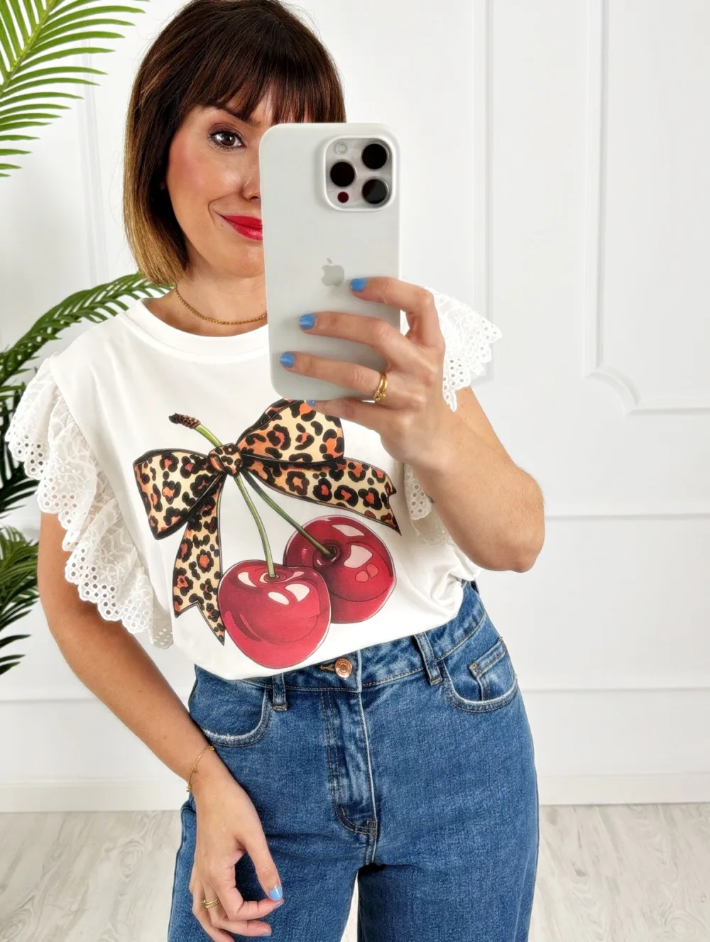 Camiseta cerezas print volante perforado