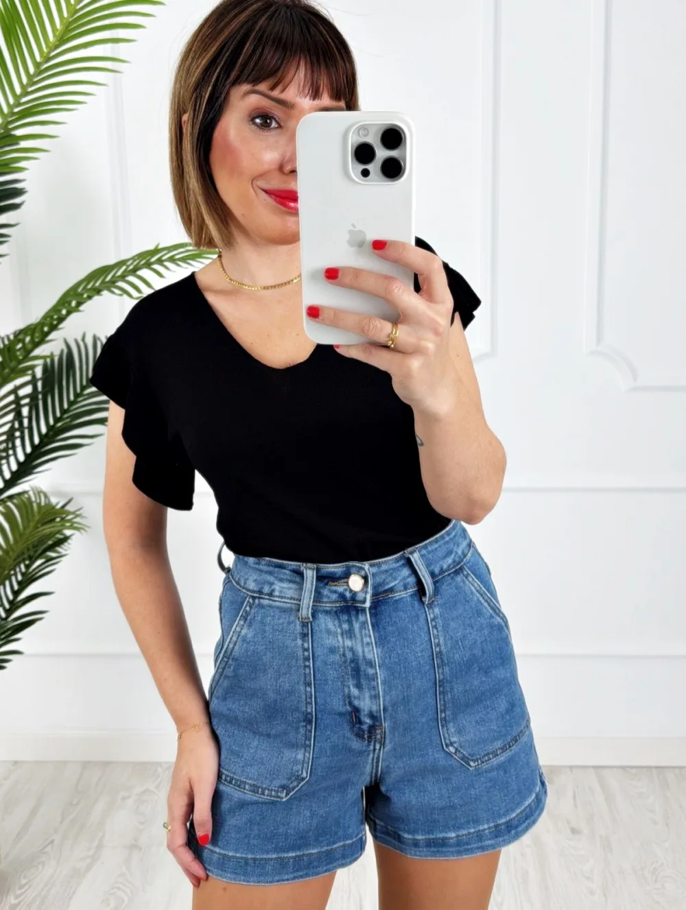 Camiseta pico volantes negra