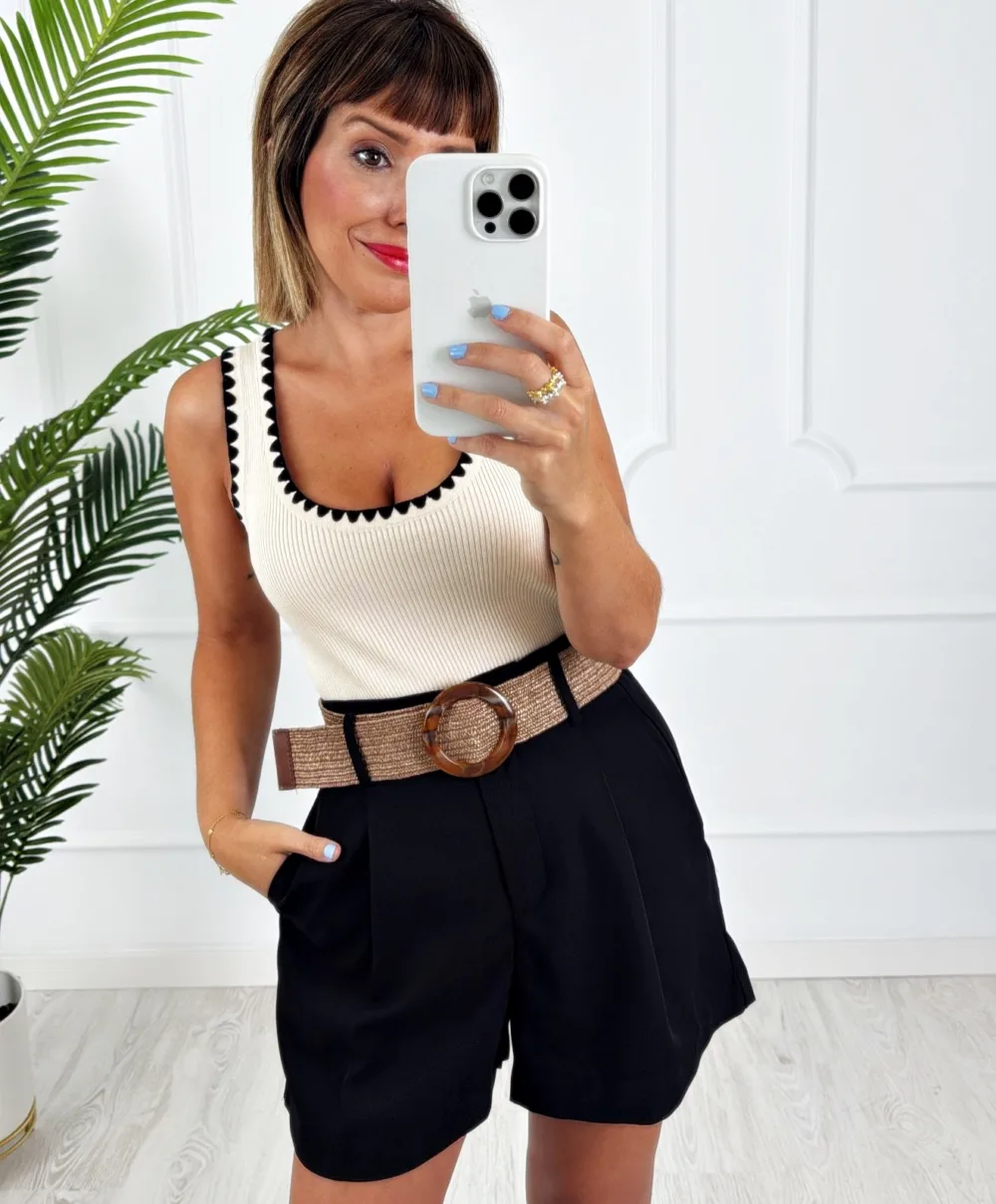 Camiseta beige ribete bordado negro