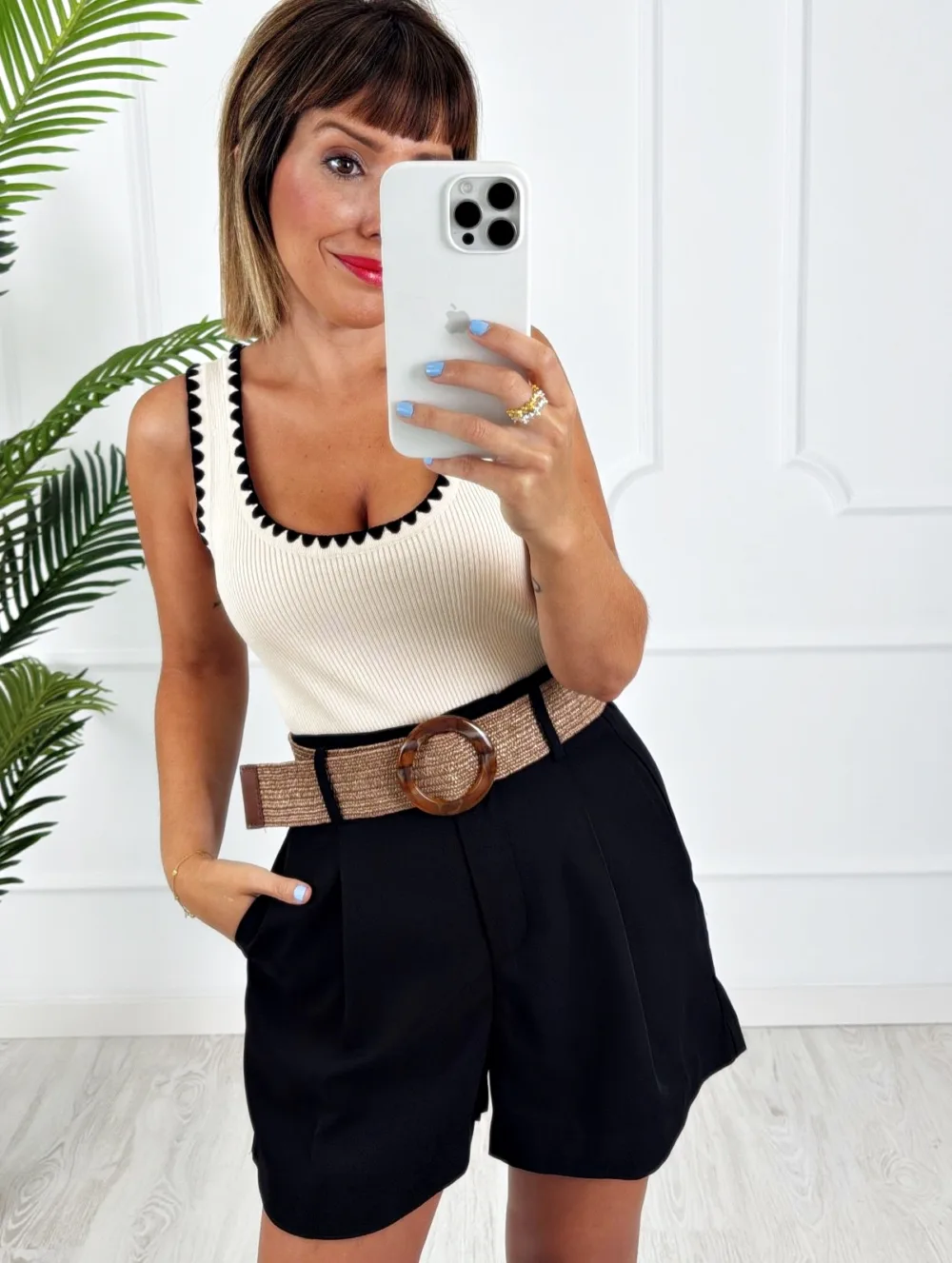 Camiseta beige ribete bordado negro