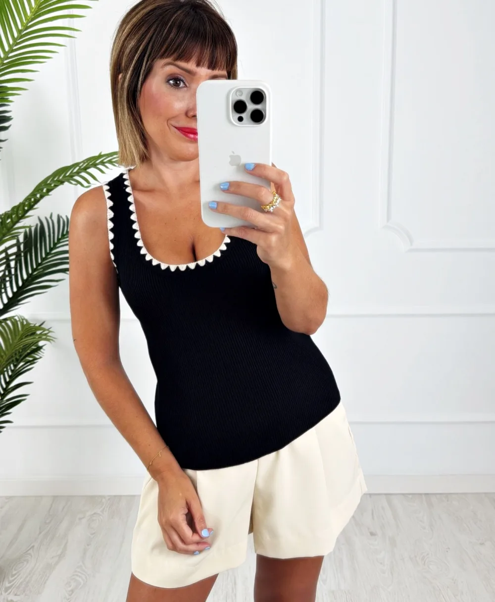 Camiseta negra ribete bordado beige - Imagen 2