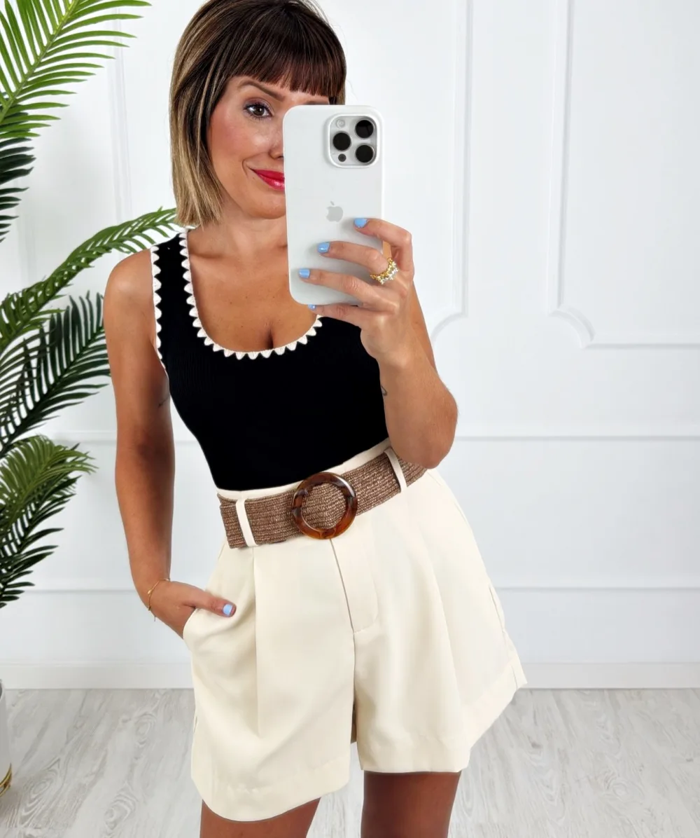 Camiseta negra ribete bordado beige