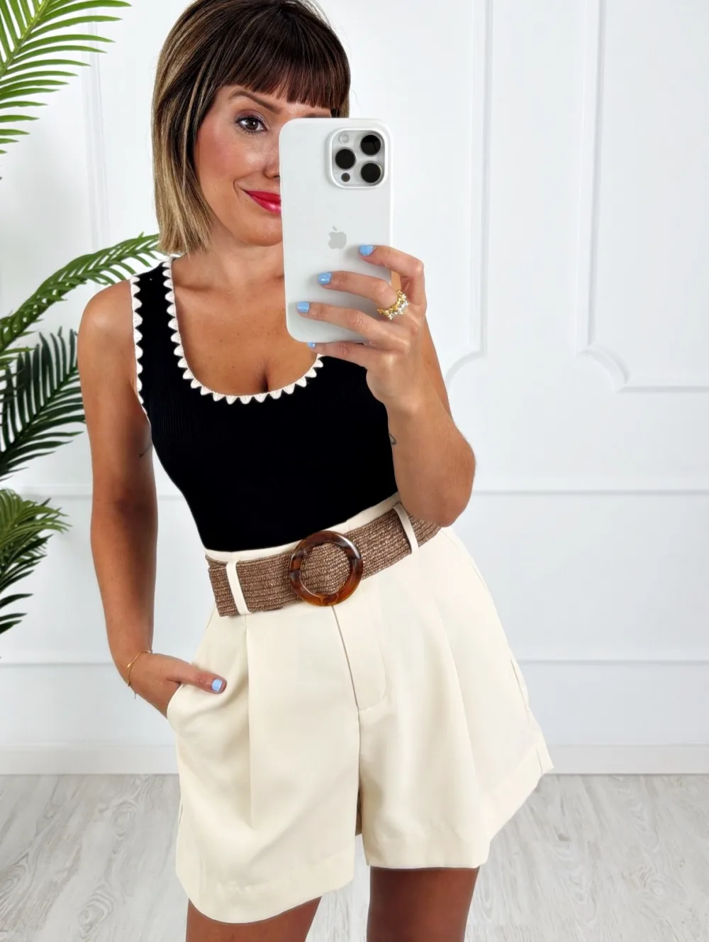 Camiseta negra ribete bordado beige
