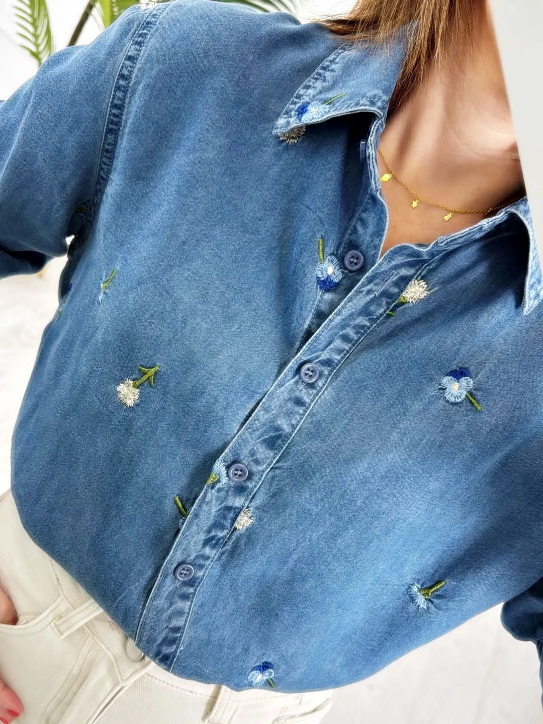 Camisa denim flores bordada - Imagen 4