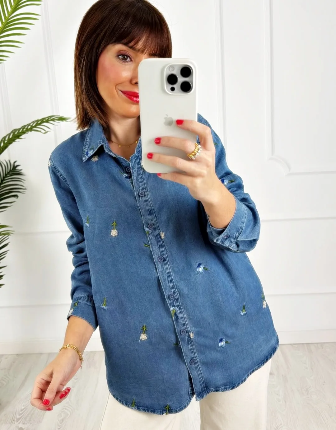 Camisa denim flores bordada - Imagen 3