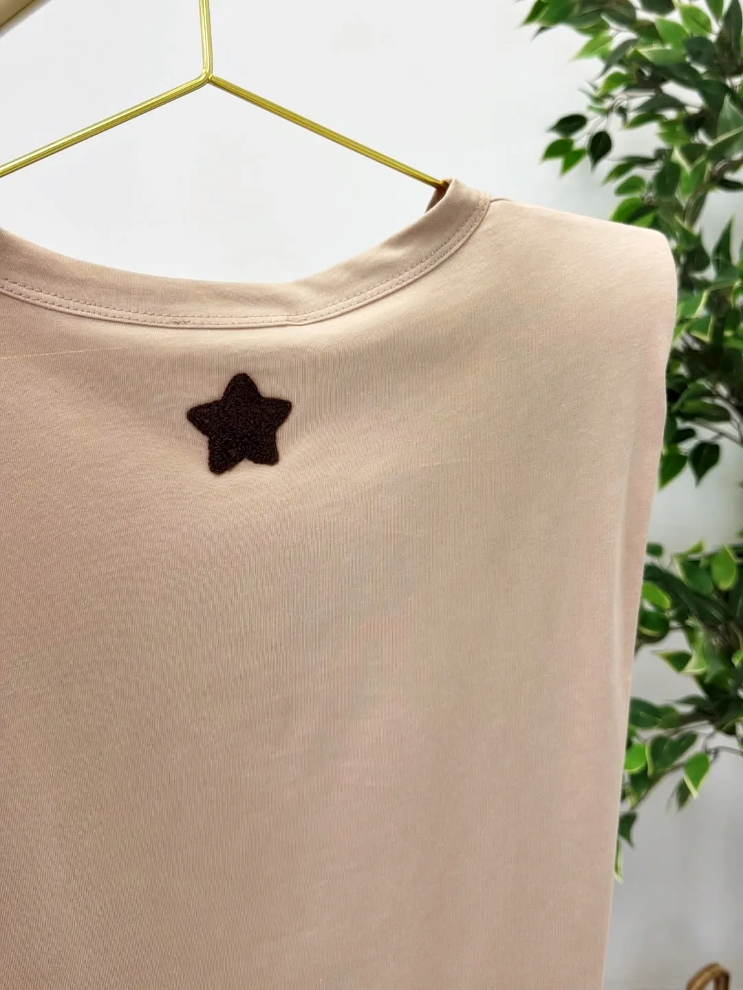 Camiseta hombreras estrella beige - Imagen 3