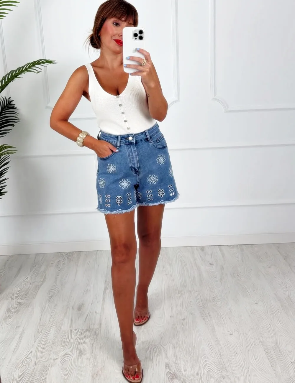 Short bordados perforados denim