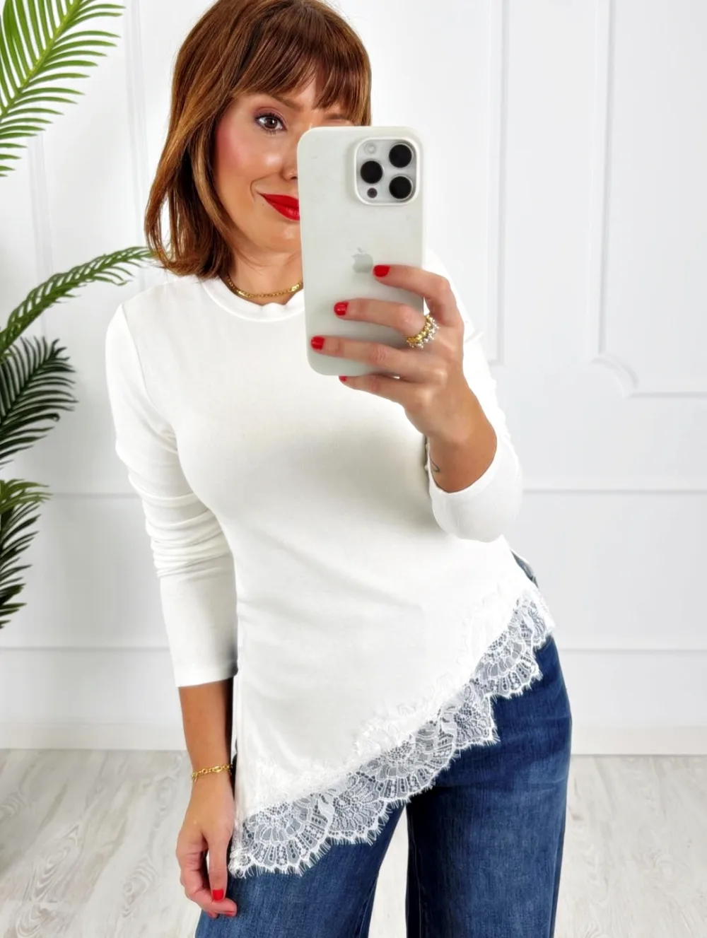 Camiseta asimétrica encaje blanca