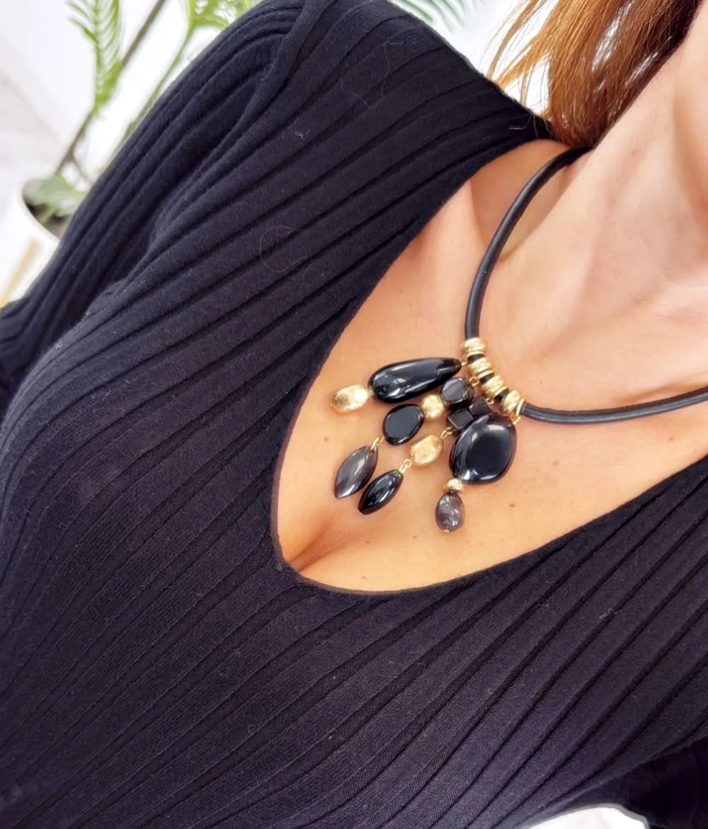 Collar cuero abalorios negro